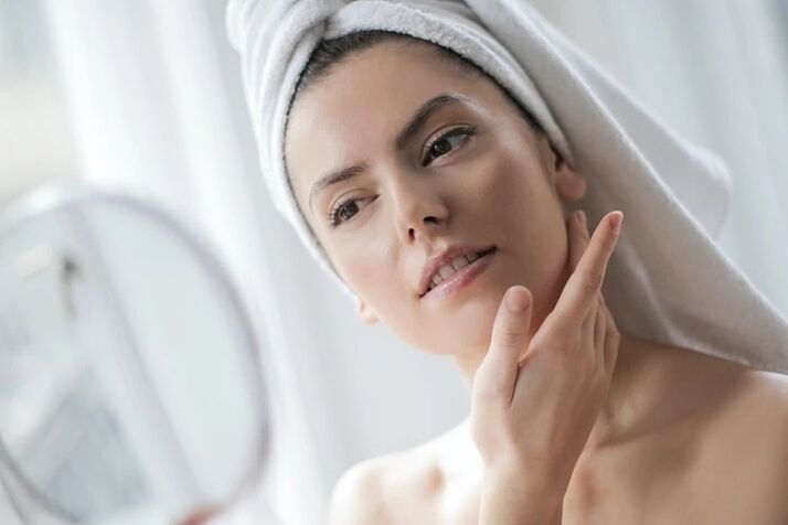 Ragazza con una bella pelle